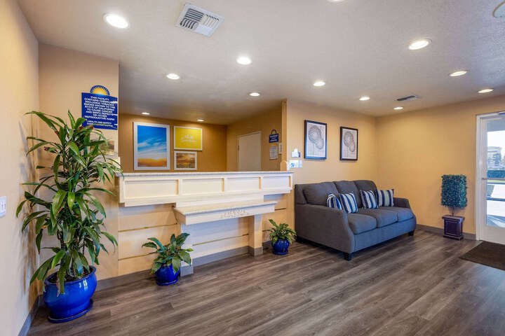 Days Inn by Wyndham Lathrop