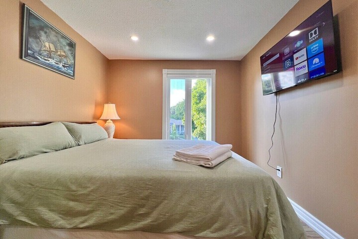 Cozy Home Near Transit & Hillcrest Mall with Free Parking