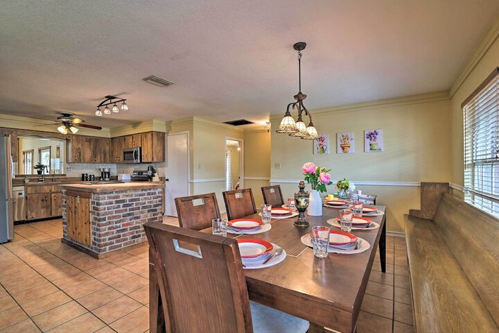 Grand Valrico Home w / Deck Fire Pit & Yard!