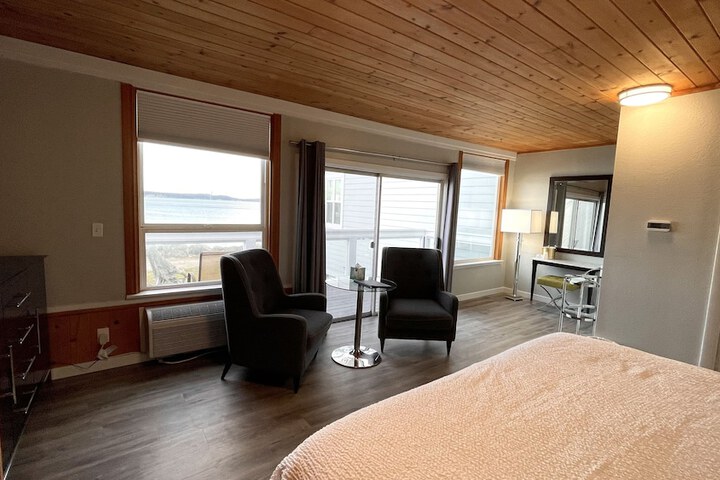Tides Inn & Suites