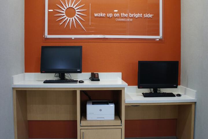 Business Center 36 of 39