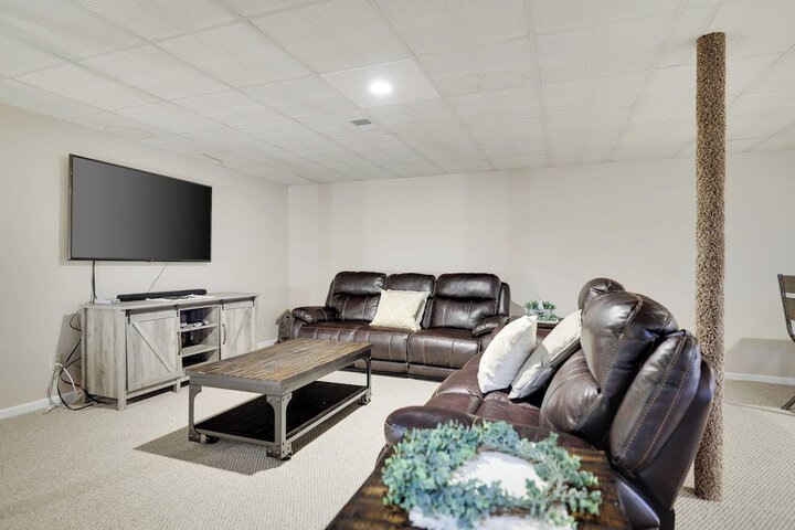 The Nest at Pinecrest by Avantstay Spacious Deck Game Room, Fire Pit