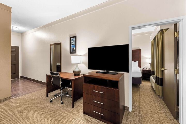 Comfort Inn & Suites Heath - Newark South