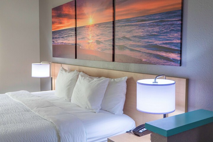 Days Inn & Suites by Wyndham Savannah North I-95