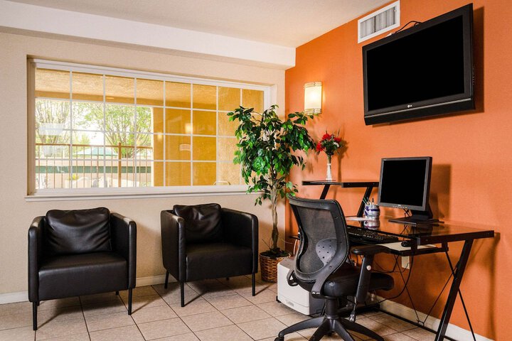Business Center 27 of 27