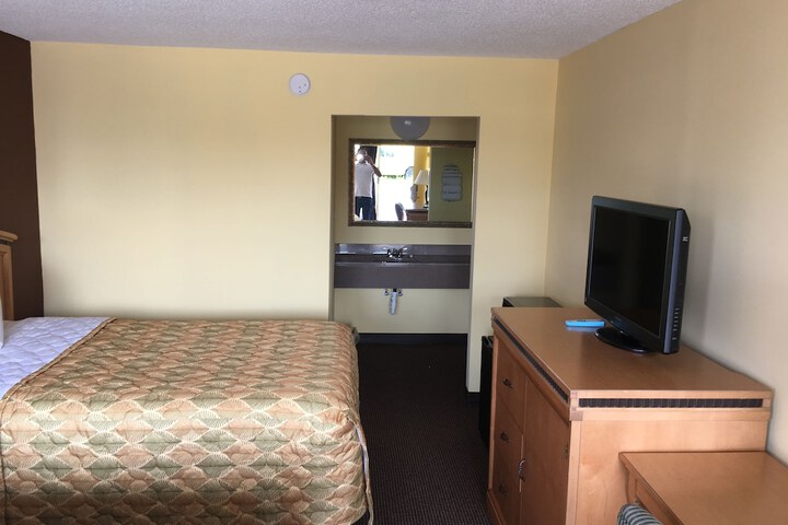 Room 9 of 15