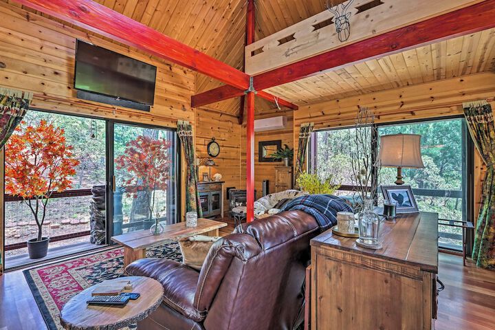 Furnished Deck: Romantic Strawberry / pine Studio!