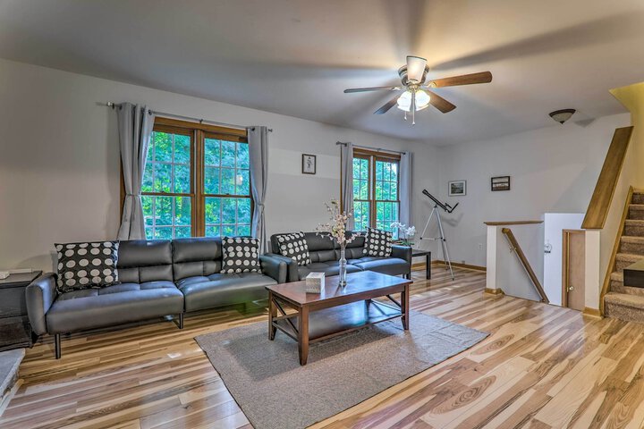 Poconos Retreat w / Game Room Hot Tub, & Sauna!