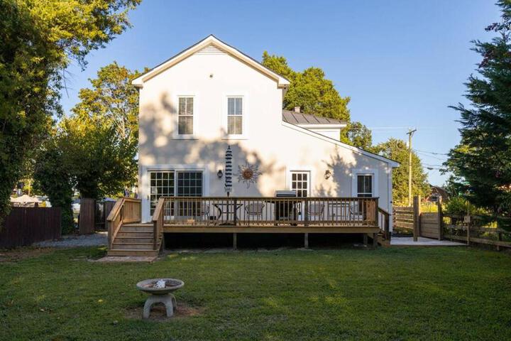 The Lyellton House: Water View Steps from Beach