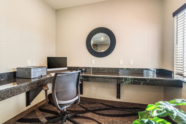 Cobblestone Hotel & Suites - Newport