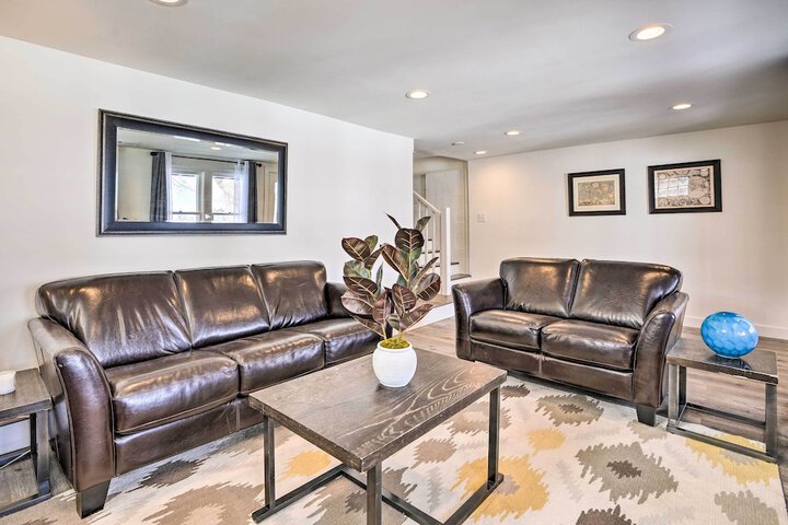 Cozy Plymouth Cottage w / Medicine Lake View!