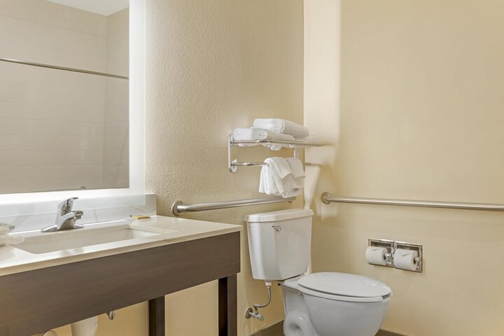 Best Western Plus Monica Royale Inn & Suites