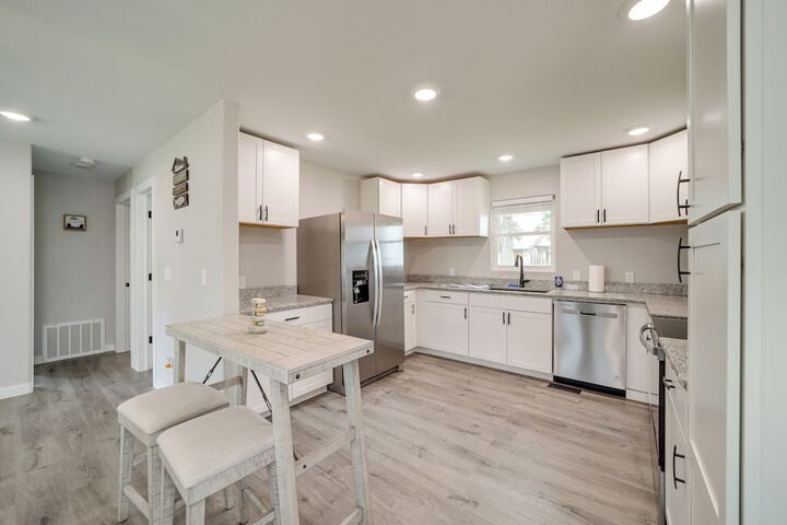 Waterfront Grove Retreat w / Dock: cedar Ridge'