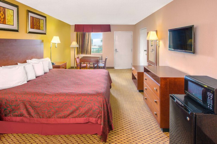Room 8 of 11