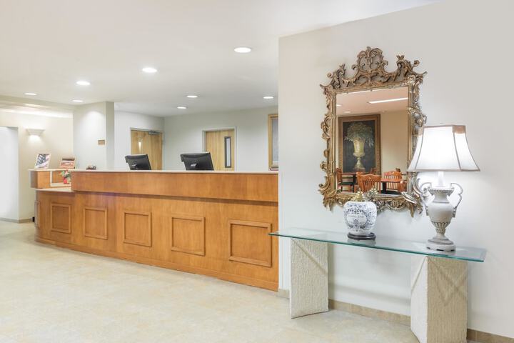Super 8 by Wyndham Hagerstown / Halfway Area