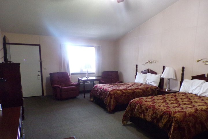 Longhouse Lodge Motel