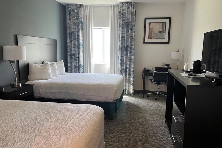 The Grove Inn & Suites