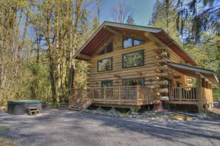 Tall Timbers Lodge Cabin with Hot Tub