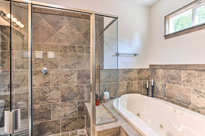 Tool Waterfront Home w / Hot Tub & Fire Pit!