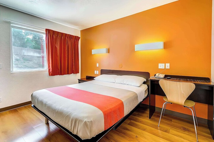 Room 10 of 20