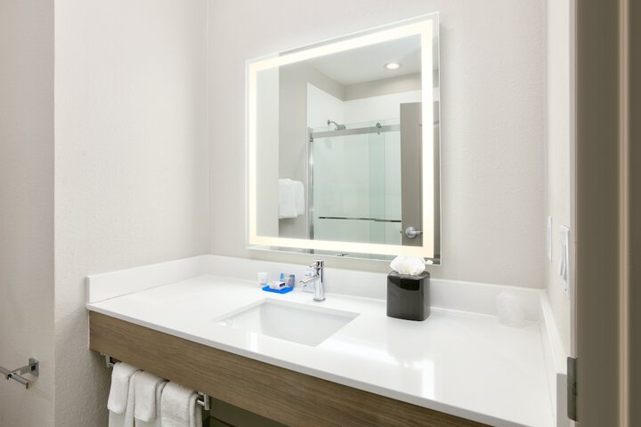 Holiday Inn Express & Suites North Dallas at Preston by IHG
