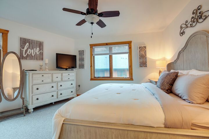 Lake Minocqua Condo w / Shared Fire Pit!