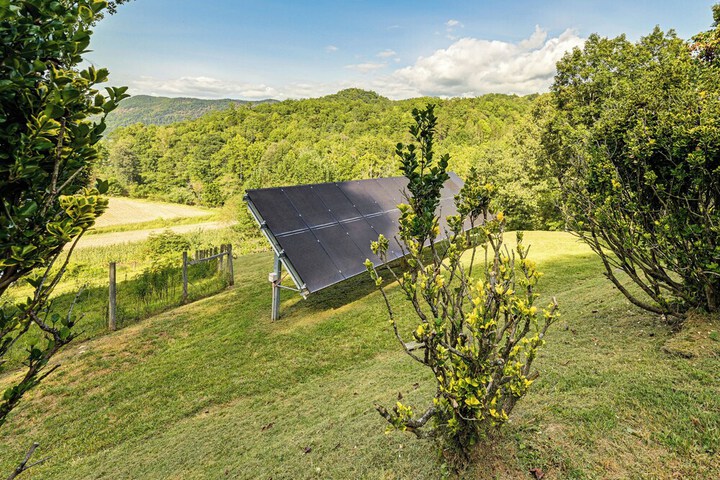 Riverfront Cabin w / Mtn Views in Tuckasegee!
