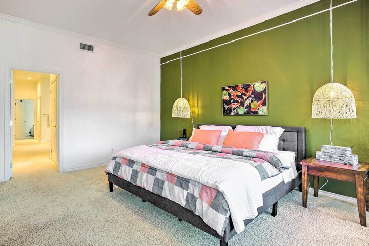 Beautiful Montgomery Home w / Lakefront Deck!