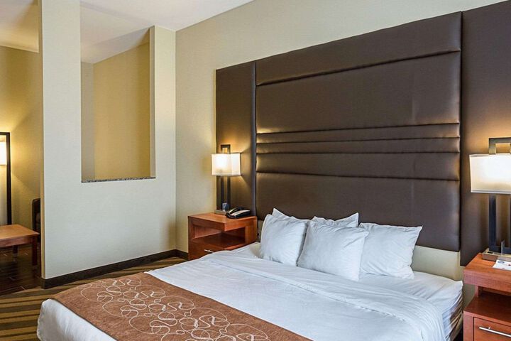 Comfort Suites near Tanger Outlet Mall