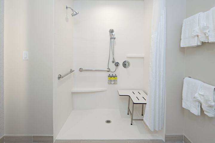 Holiday Inn Express & Suites Valencia - Santa Clarita by IHG
