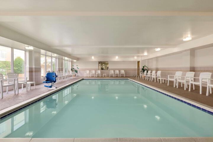 Country Inn & Suites by Radisson Chester, VA