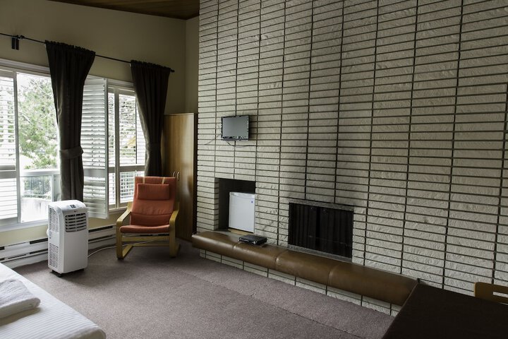 Room 7 of 12