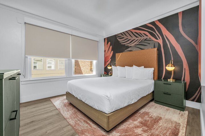 Room 32 of 100