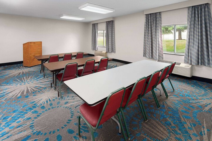 Days Inn & Suites by Wyndham Morris / I-80