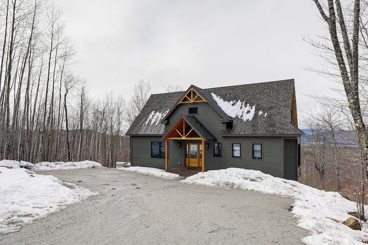 Mountain-view Home in Stoneham w / Hot Yoga Studio!