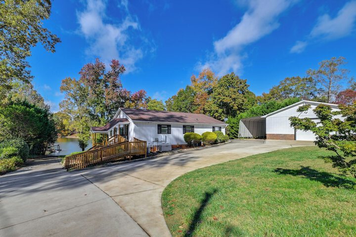 Spacious Lake Norman Retreat w / Boat Ramp!