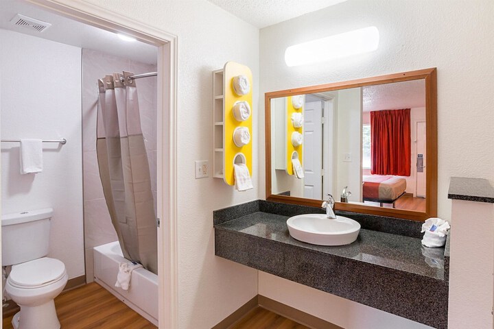 Motel 6 Grand Prairie TX - Near Six Flags Drive