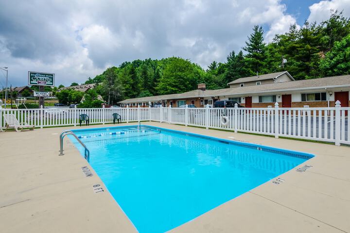 Highland Hills Motel and Cabins – a Master Hosts Resort