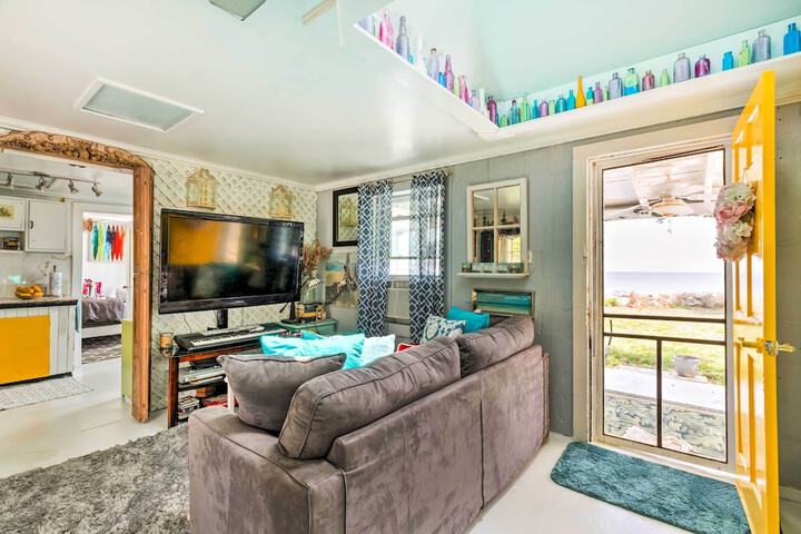 Oceanfront White Stone Cottage w / Private Beach!