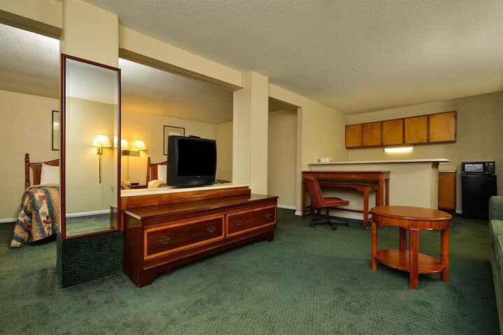 Room 6 of 12