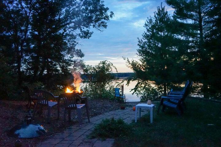 Lakefront Home 4 Bedroom 4 Bath Sleeps 12