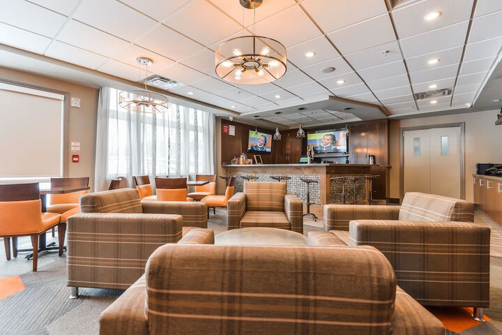 Lounge 63 of 67
