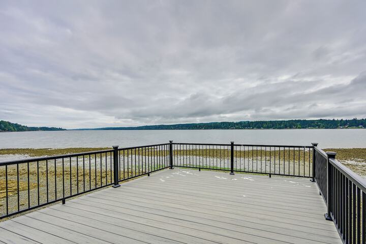 Waterfront Kingston Getaway: Beach Access On-site!