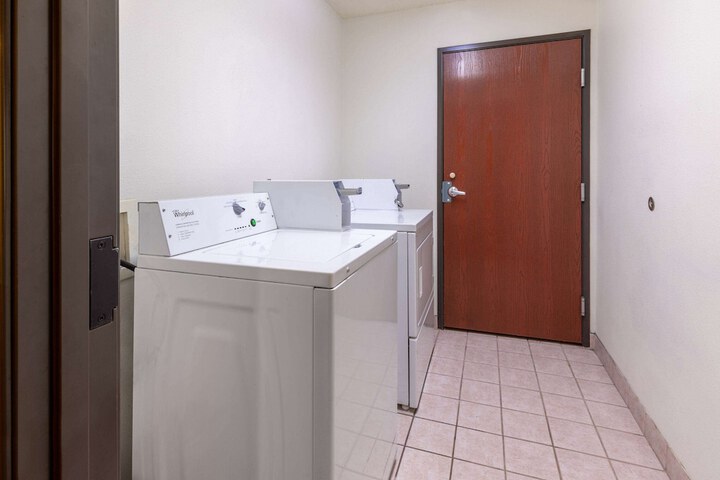 Super 8 by Wyndham Garland / Rowlett/East Dallas Area