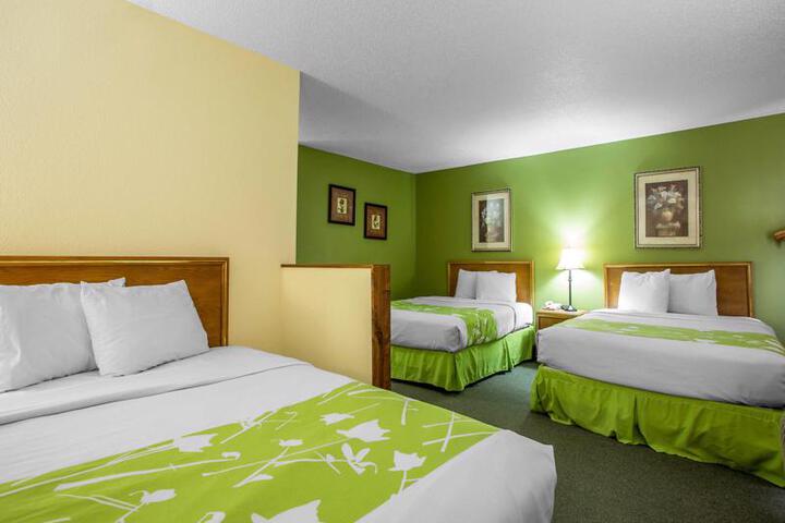 Econo Lodge Inn & Suites