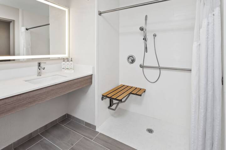 Holiday Inn Express & Suites Chicago West - OHare Arpt Area by IHG