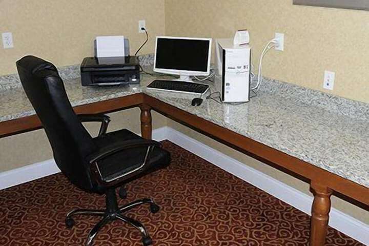 Comfort Inn Hebron-Lowell Area