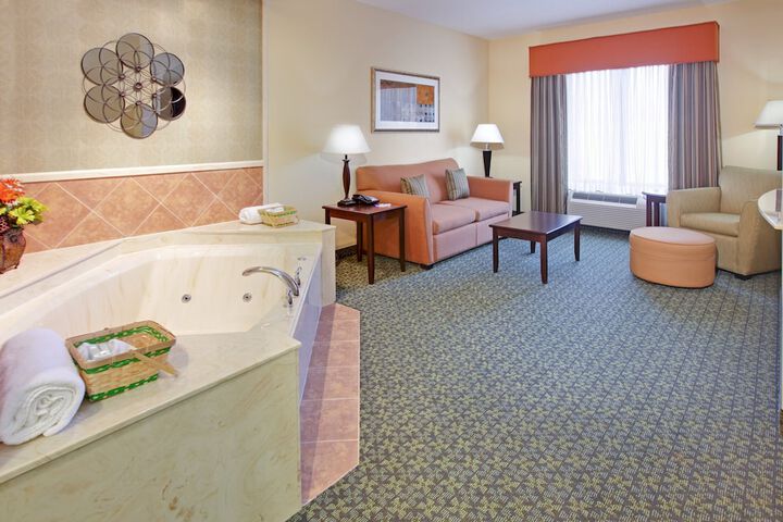 Holiday Inn Express & Suites Covington by IHG