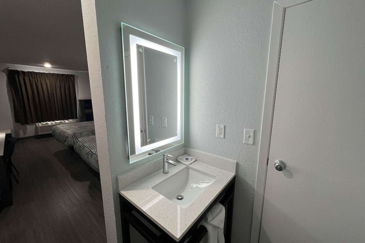 Room 13 of 28
