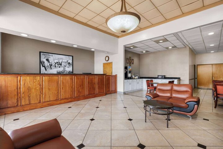 Super 8 by Wyndham Longview / North